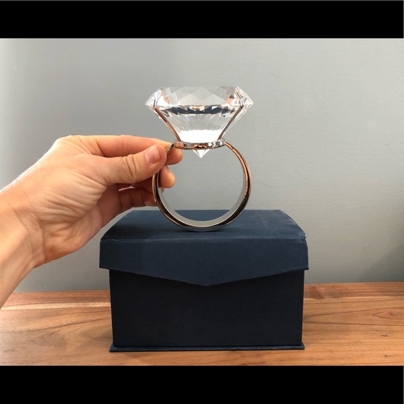 Faux engagement ring paperweight - Picture 8 of 8